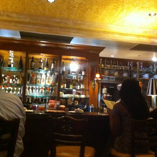 Foto diambil di Mimi&#39;s Cafe oleh Wally S. pada 5/14/2012