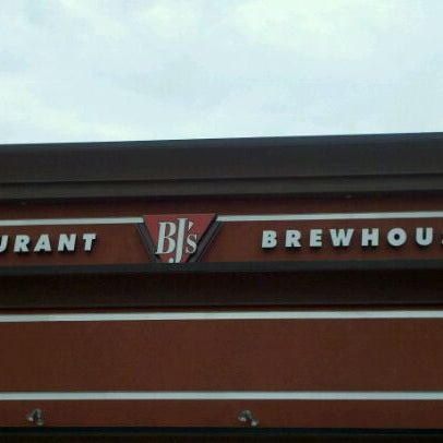 Foto scattata a BJ&#39;s Restaurant &amp; Brewhouse da Brian S. il 8/13/2011
