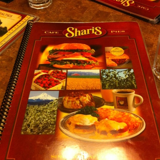 รูปภาพถ่ายที่ Shari&#39;s Cafe and Pies โดย Jason M. เมื่อ 2/2/2012