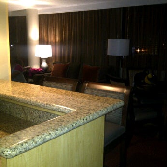 Foto diambil di Embassy Suites by Hilton West Palm Beach Central oleh Auri W. pada 12/9/2011