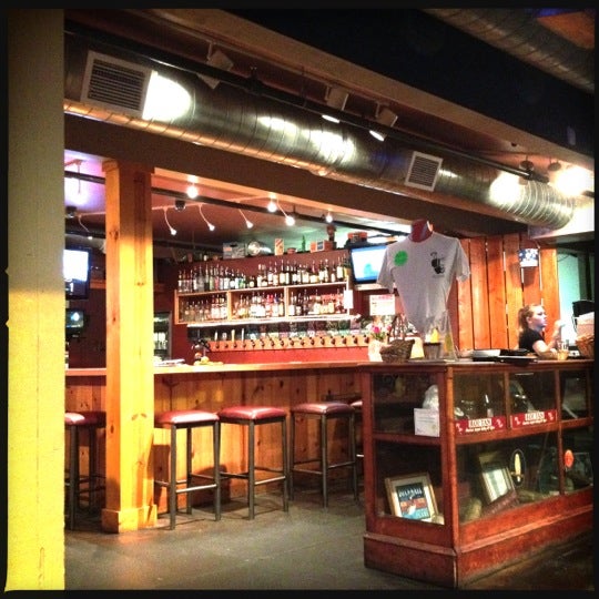 Photo prise au Old Market Pub &amp; Brewery par Craig Anthony P. le2/15/2012