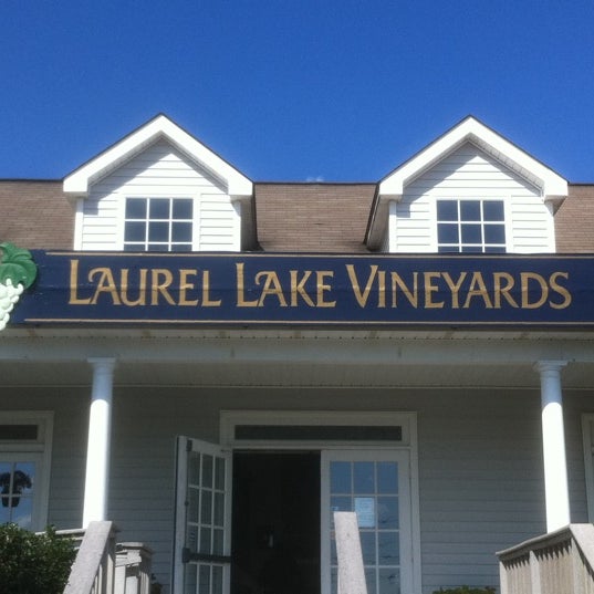 Foto diambil di Laurel Lake Vineyards oleh Josh N. pada 10/15/2011