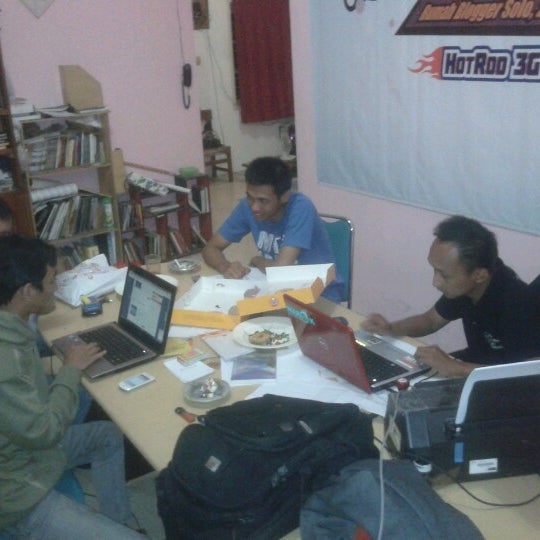 รูปภาพถ่ายที่ Rumah Blogger Indonesia โดย Jidat Y. เมื่อ 7/13/2012