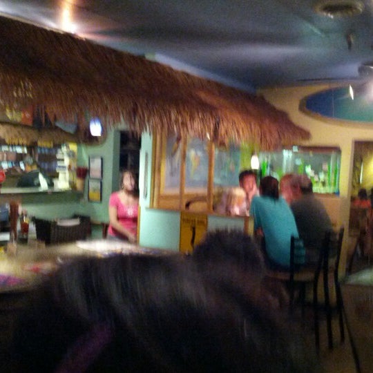 Foto diambil di Freshies Restaurant &amp; Bar oleh Dennis W. pada 7/2/2012