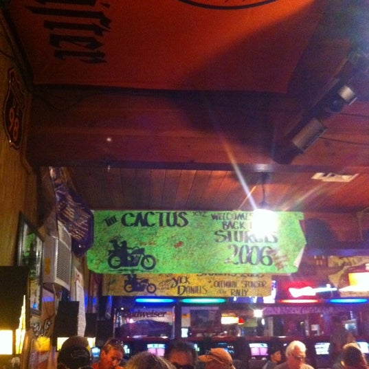 Foto diambil di Cactus Cafe &amp; Lounge oleh Meshi D. pada 8/7/2011