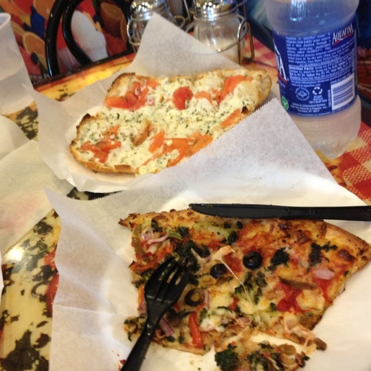 Снимок сделан в Pizza Girls WPB пользователем Brooke H. 6/9/2012