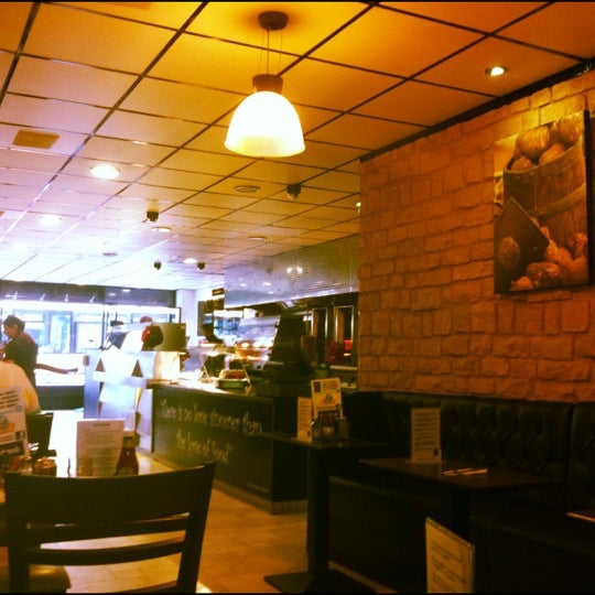 Снимок сделан в Leo&#39;s Fish Bar пользователем Ali R. 7/22/2012