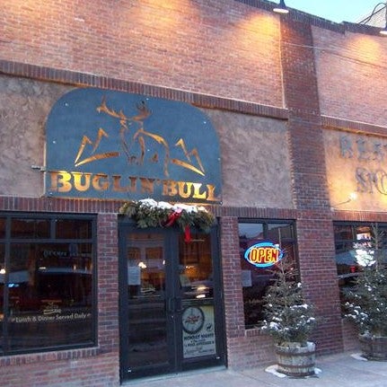 3/5/2012 tarihinde Buglin&#39; Bullziyaretçi tarafından Buglin&#39; Bull Restaurant and Sports Bar'de çekilen fotoğraf