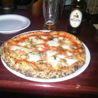 12/16/2011 tarihinde Vito B.ziyaretçi tarafından Bavaro&#39;s Pizza Napoletana &amp; Pastaria'de çekilen fotoğraf