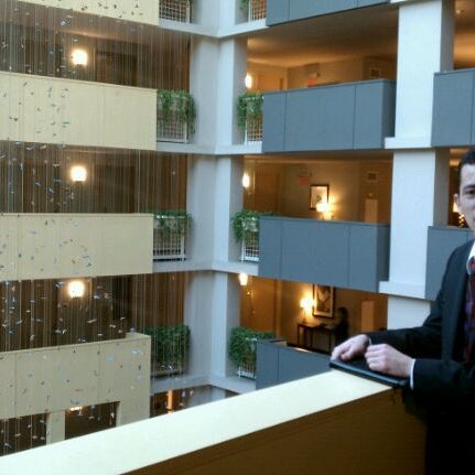 Foto scattata a Embassy Suites by Hilton da Johnny il 1/27/2012