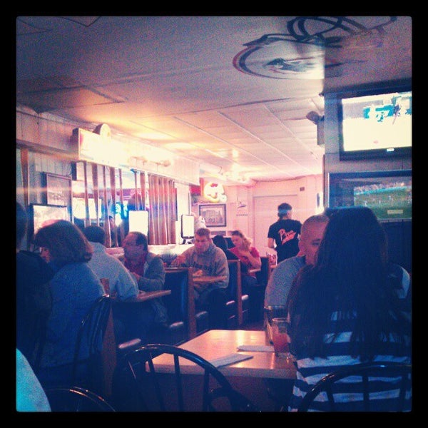 Pippa's Sports Café Sports Bar in Danbury