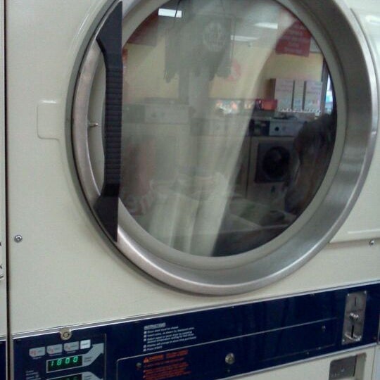 Foto tomada en Bubbles &amp; Suds Laundromat  por Greig R. el 11/26/2011