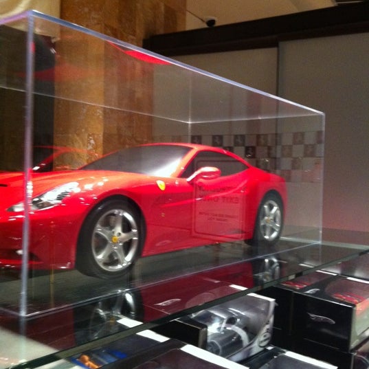 Foto diambil di Penske-Wynn Ferrari/Maserati oleh Octopus pada 11/25/2011