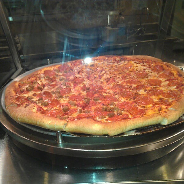 5/13/2012 tarihinde Kevin M.ziyaretçi tarafından Zini&#39;s Pizzeria'de çekilen fotoğraf