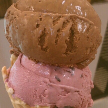 Photo taken at Zinger&#39;s Homemade Ice Cream by Ahmed E. on 7/27/2012