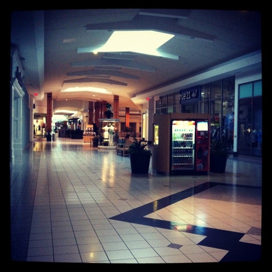 3/19/2012にMike S.がGreat Northern Mallで撮った写真
