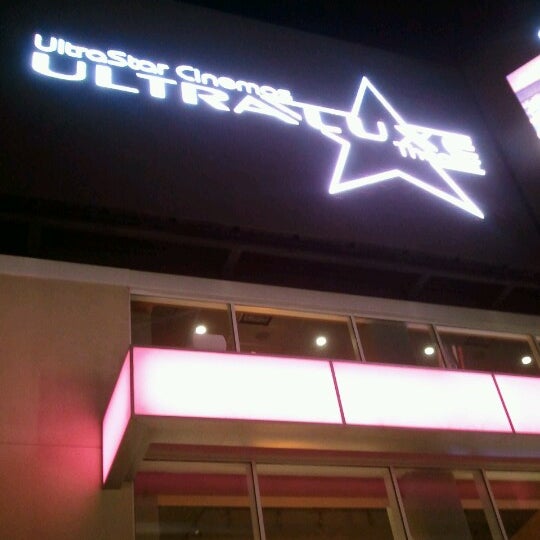 7/8/2012 tarihinde Michelle P.ziyaretçi tarafından UltraLuxe Anaheim Cinemas at GardenWalk'de çekilen fotoğraf
