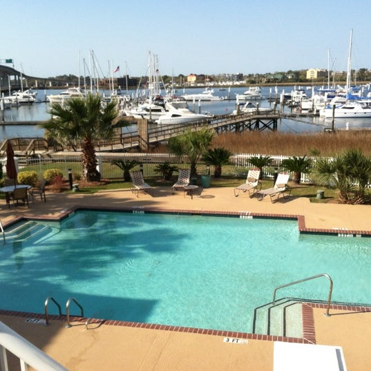 รูปภาพถ่ายที่ Courtyard Charleston Waterfront โดย Bascom T. เมื่อ 3/16/2012