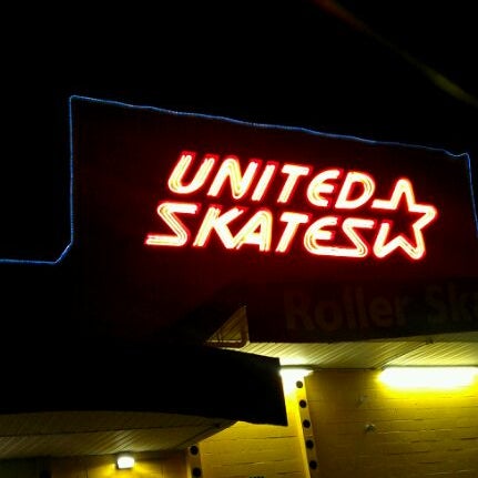 9/9/2011 tarihinde LaToya D.ziyaretçi tarafından United Skates Of America'de çekilen fotoğraf