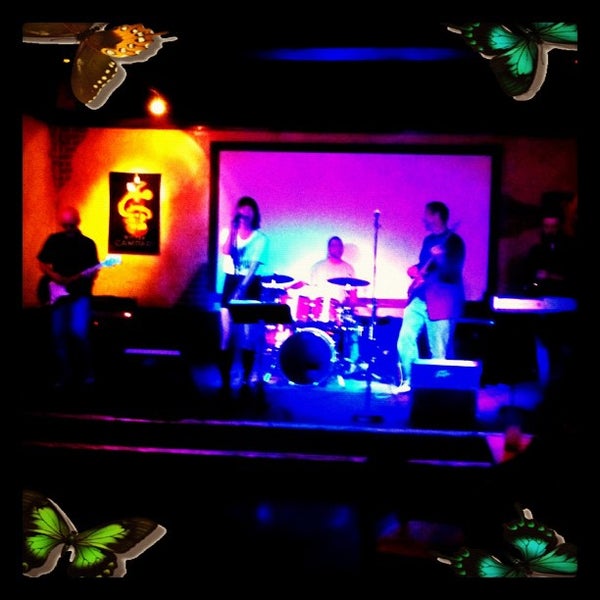 Photo prise au Dylan&#39;s (Handle Bar) par Derek O. le4/14/2012