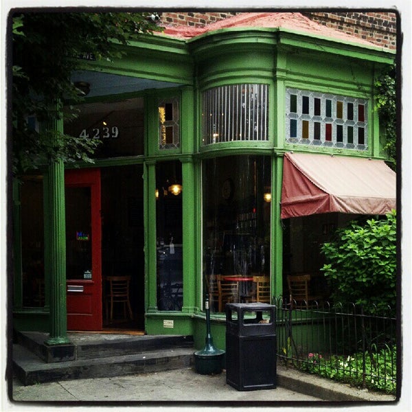 รูปภาพถ่ายที่ Green Line Cafe โดย Christopher C. เมื่อ 6/15/2012