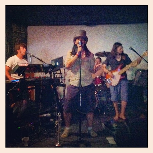 8/4/2012 tarihinde Dani R.ziyaretçi tarafından BoneYard Bar &amp; Grill'de çekilen fotoğraf