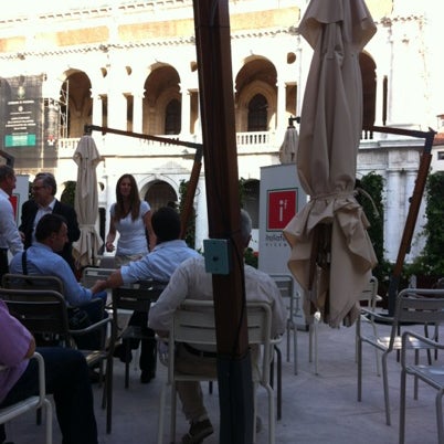 Foto diambil di Ristorante Caffé Garibaldi oleh King H. pada 7/23/2012