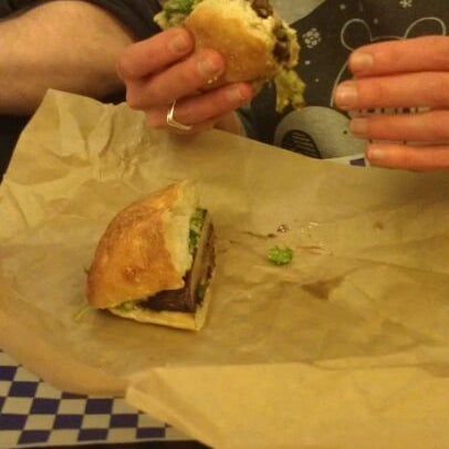 รูปภาพถ่ายที่ Blue Moon Burgers Capitol Hill โดย Don B. เมื่อ 1/24/2012