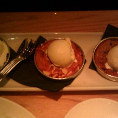 Photo taken at BJ&#39;s Restaurant &amp; Brewhouse by 캐쉬 문. on 3/31/2011