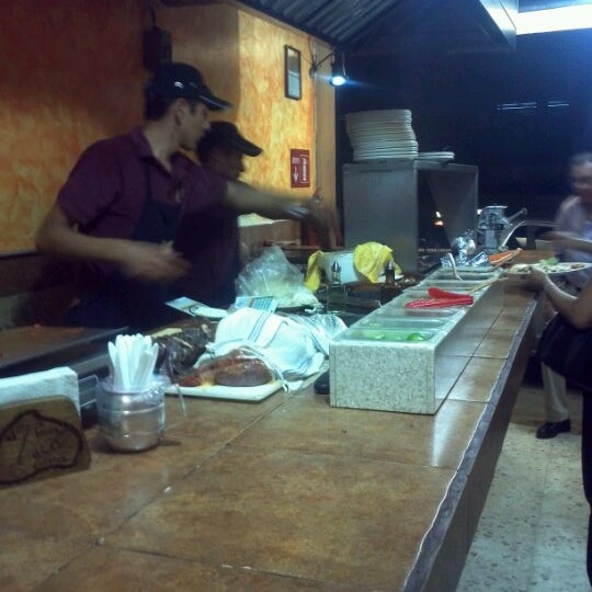 รูปภาพถ่ายที่ El Buen Taco de Cecina โดย Jorge A. เมื่อ 6/12/2012