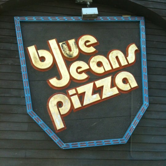 Foto tomada en Blue Jeans Pizza  por Matt R. el 11/12/2011