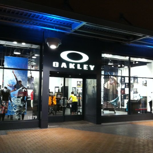 Oakley - Shop & Service
