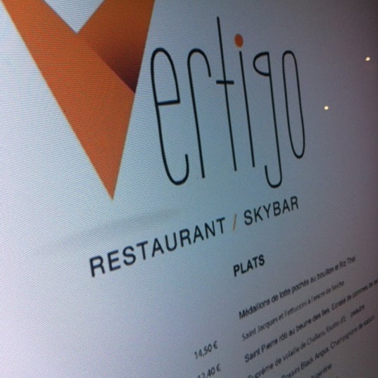 Foto scattata a Vertigo Restaurant - Sky Bar da Yan A. il 12/1/2011