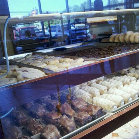 Foto tirada no(a) Resch&#39;s Bakery por Jessi J. em 10/6/2011