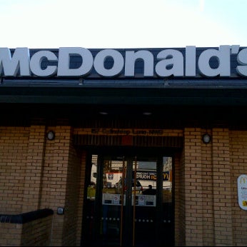 รูปภาพถ่ายที่ McDonald&#39;s โดย Dave B. เมื่อ 10/21/2011