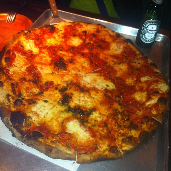4/27/2012にFábio Z.がNick&#39;s New Haven Style Pizzeria and Barで撮った写真
