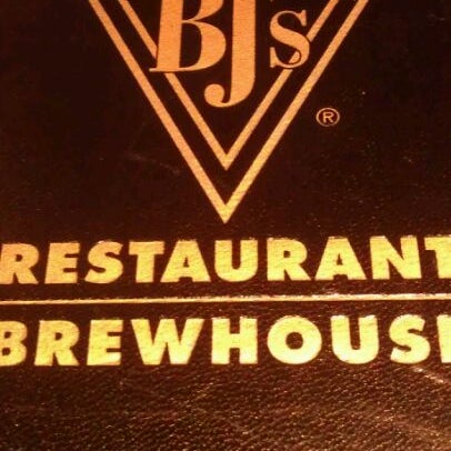 Photo taken at BJ&#39;s Restaurant &amp; Brewhouse by peonielove on 1/12/2012
