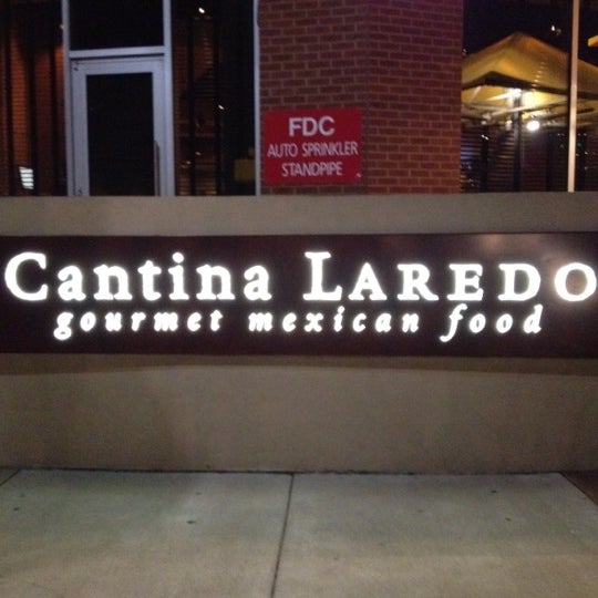 รูปภาพถ่ายที่ Cantina Laredo โดย Adam G. เมื่อ 2/1/2012