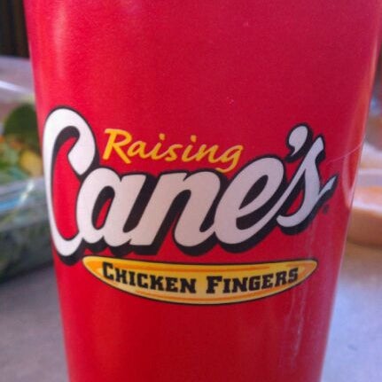 Снимок сделан в Raising Cane&#39;s Chicken Fingers пользователем Rayson E. 1/12/2012