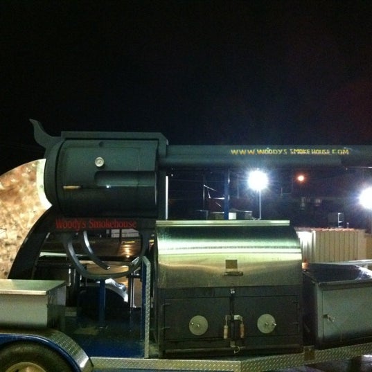 Foto diambil di Woody&#39;s Smokehouse Inc. oleh Lindsey G. pada 2/19/2012