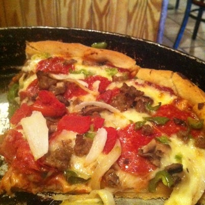 Das Foto wurde bei Armand&#39;s Chicago Pizzeria von Josh D. am 8/5/2012 aufgenommen