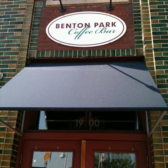 รูปภาพถ่ายที่ Benton Park Cafe &amp; Coffee Bar โดย Jeanine S. เมื่อ 9/2/2011