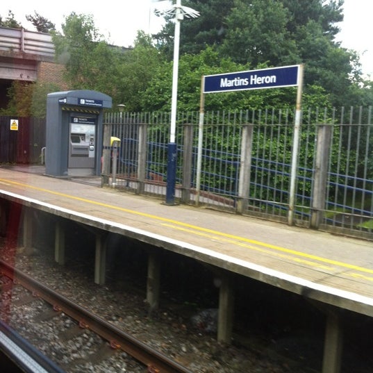 Martins Heron Railway Station (MAO) Bracknell'de Demiryolu İstasyonu