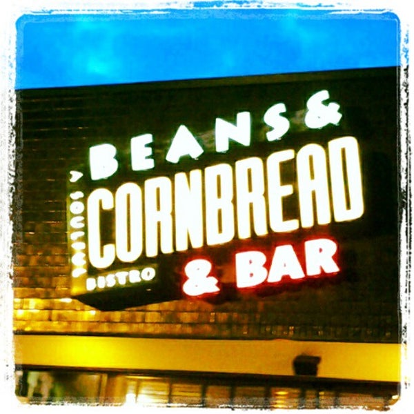 รูปภาพถ่ายที่ Beans &amp; Cornbread โดย Tiff S. เมื่อ 5/6/2012