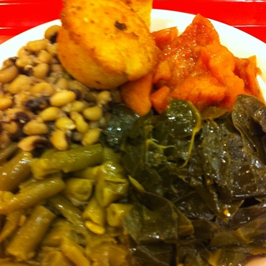 Foto scattata a Paschal&#39;s Southern Cuisine da Judy B. il 4/5/2012