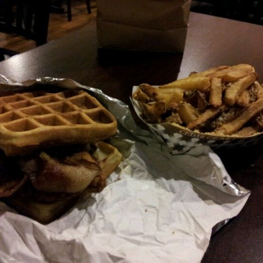 Das Foto wurde bei Blue Moon Burgers Fremont von dan s. am 11/19/2011 aufgenommen