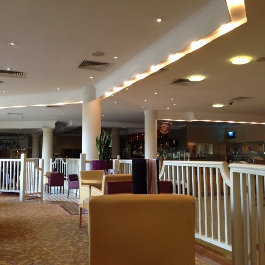 Photo taken at DoubleTree by Hilton Swindon by Graham W. on 4/27/2012