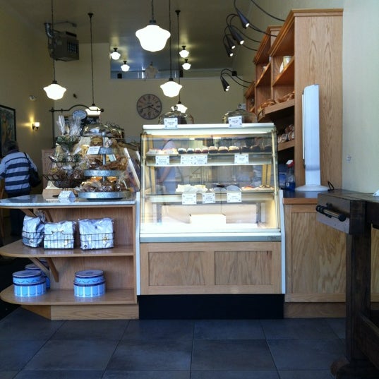 Foto diambil di La Farine Boulangerie Patisserie oleh Cassandra P. pada 3/6/2012