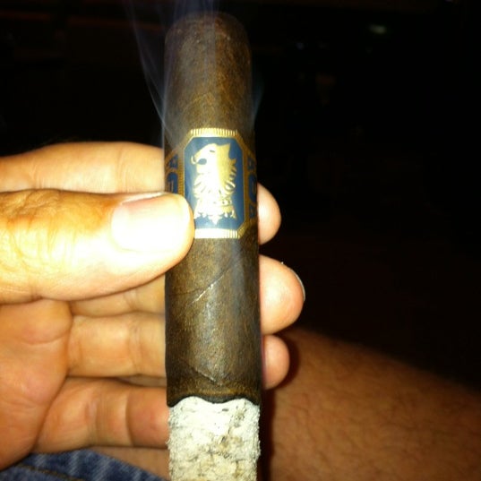 รูปภาพถ่ายที่ Tobacco Locker Cigar Bar โดย John C. เมื่อ 10/30/2011