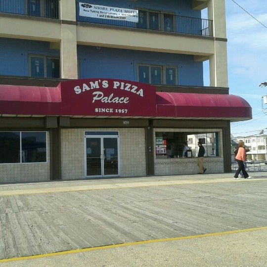 รูปภาพถ่ายที่ Sam&#39;s Pizza Palace โดย John C. เมื่อ 4/1/2012